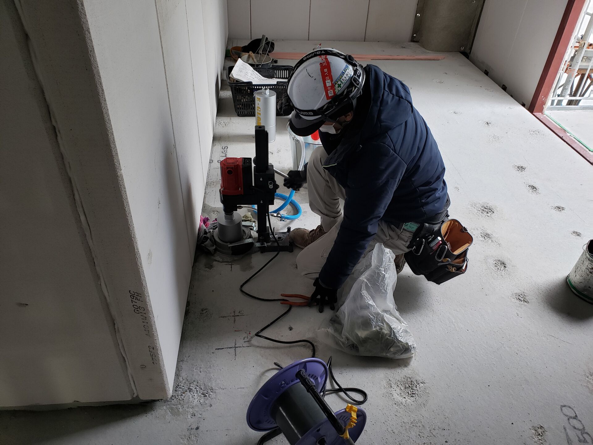 某工場倉庫 床コア抜き・養生 | 採用ブログ | ブログから採用情報の詳細や会社の魅力をお届け | 好条件で電気工事士を求人する埼玉の株式会社 ...